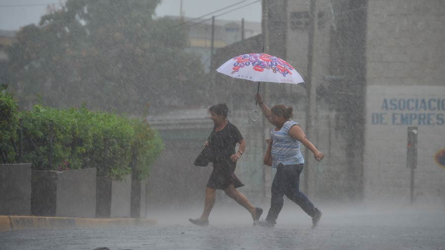 Lluvias continuarán en El Salvador todo este día por influencia de Onda Tropical