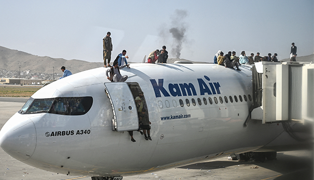 El aeropuerto de Kabul suspende los vuelos comerciales en medio del caos