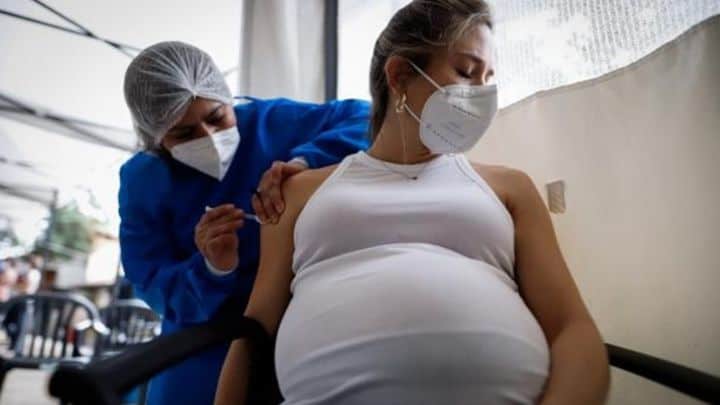 COVID-19, principal causa de muerte en embarazadas en México y Colombia en 2021, según la OPS