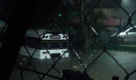 Personas quedan atrapadas en un autobús, y otras suben a los techos de sus casas ante inundación en la colonia Santa Lucía