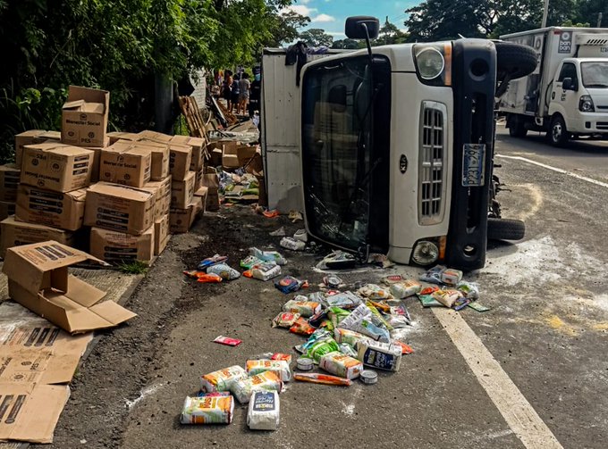 Camión que transportaba paquetes solidarios accidentado en Sonsonate