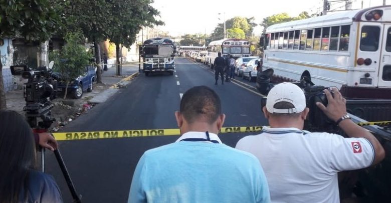 Pasajero se defiende y mata a asaltante al interior de un bus en San Salvador
