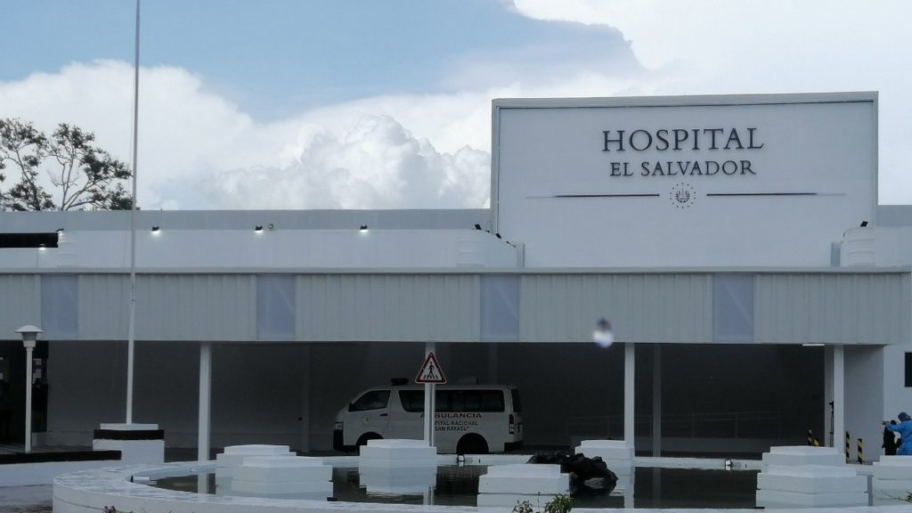 Más de 3,200 personas han fallecido en el hospital El Salvador este año