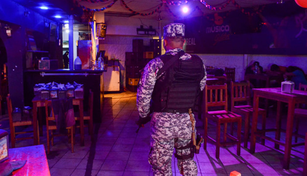 Incautan droga y armas en bares administrados por el Barrio 18 en San Salvador