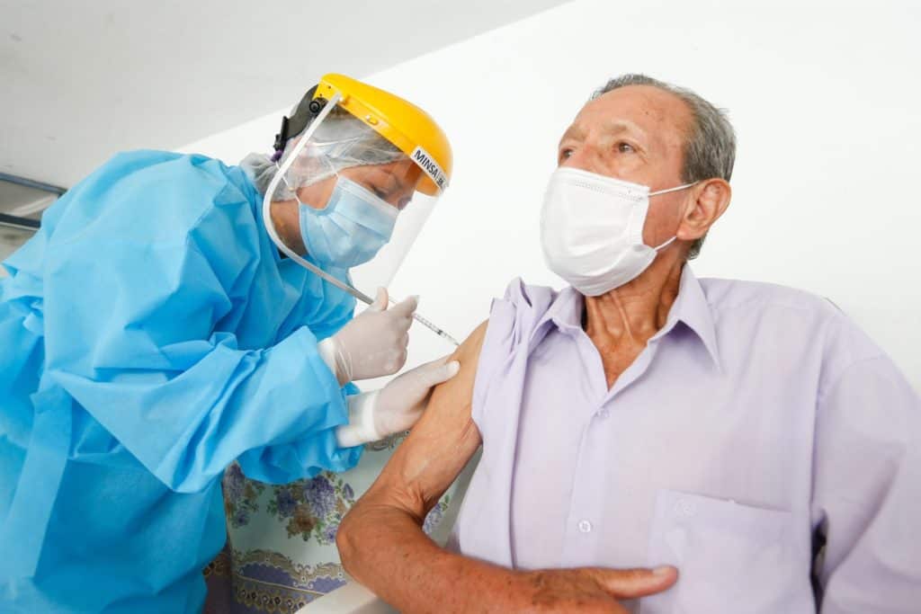 El 68 % de la población en El Salvador ya completó la vacunación contra el covid-19