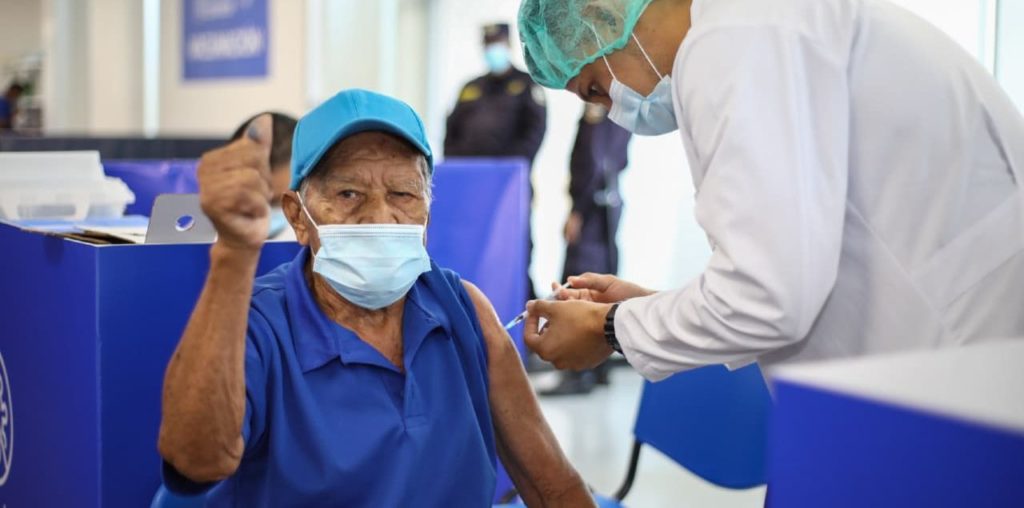 El Salvador está en el pico de contagios por covid-19, asegura gremio médico