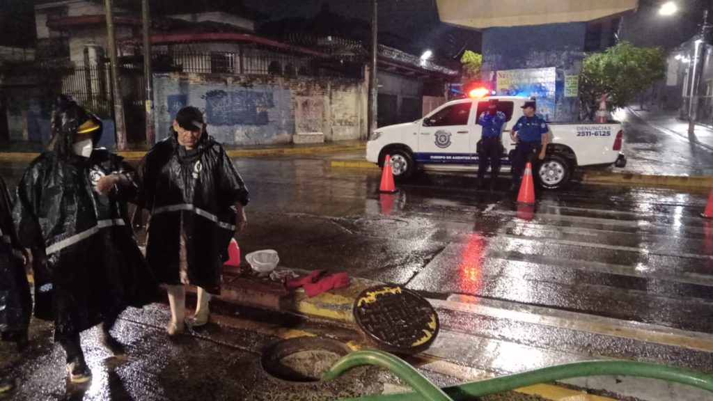 Lluvias dejaron casas y calles inundadas en San Salvador, Soyapango y Santa Tecla