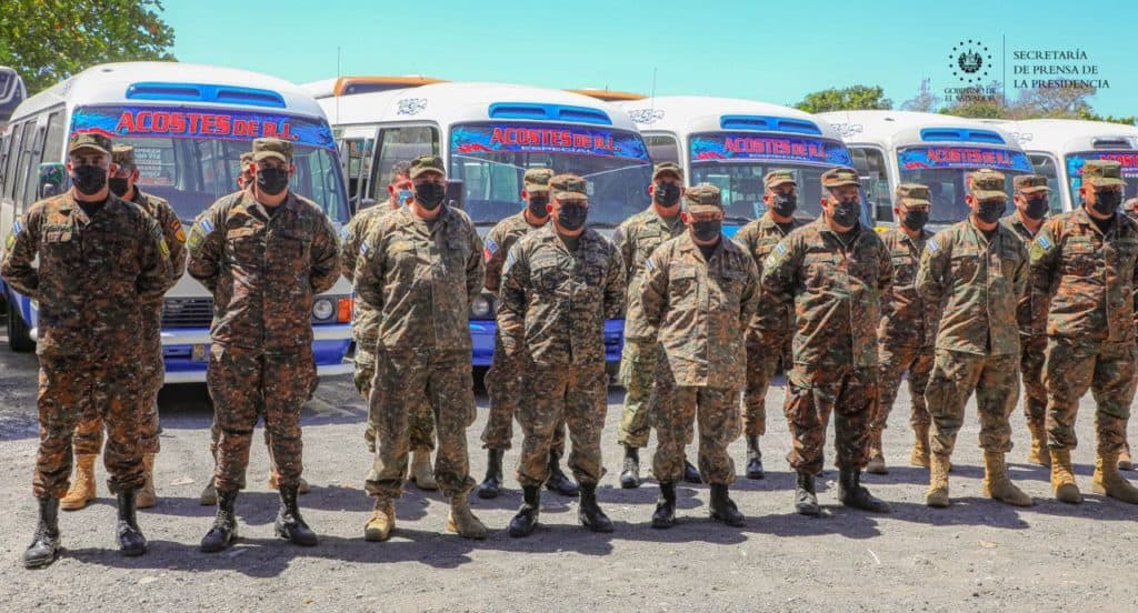 Gobierno interviene dos rutas de microbuses con militares