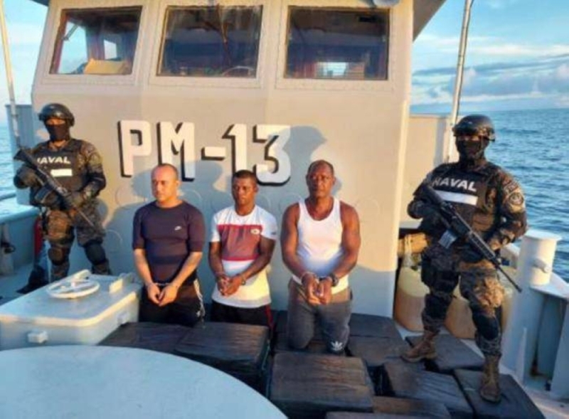 Incautan semisumergible con 2.2 toneladas de cocaína en costa salvadoreña