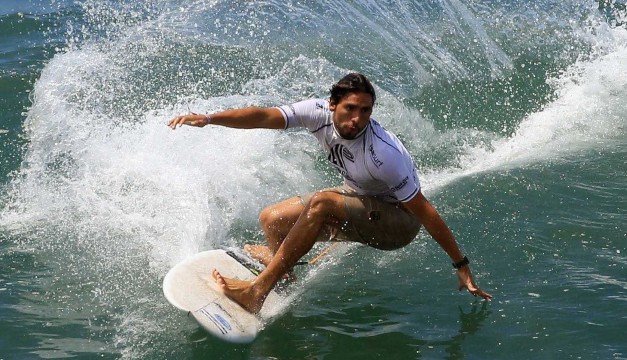 Bryan Pérez avanza de ronda en el Mundial de Surf